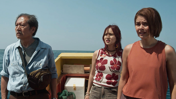 charlie dizon calling janine guiterrez “babe” got me giggling cos wdym sapphics in a filipino horror series? consider my gay ass seated 🥰