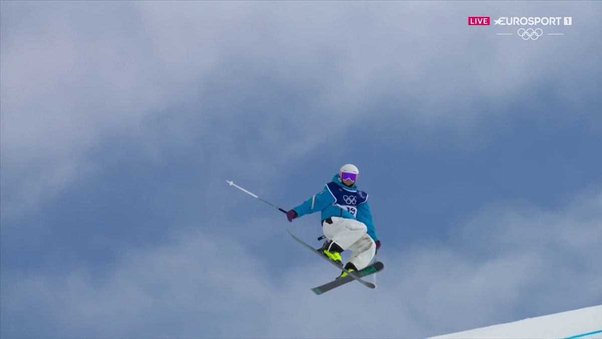 Eileen Gu, a vista de dron 🦅 La estrella china marca la mejor puntuación en su primer intento (86.58). #MilanoCortina2026
