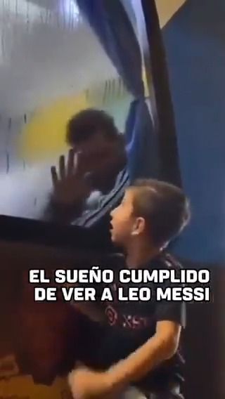 HERMOSO MOMENTO: Leo Messi limpió el vidro del micro, para poder ver a este niño que quería saludarlo. 📹 IG/miguelparrales9