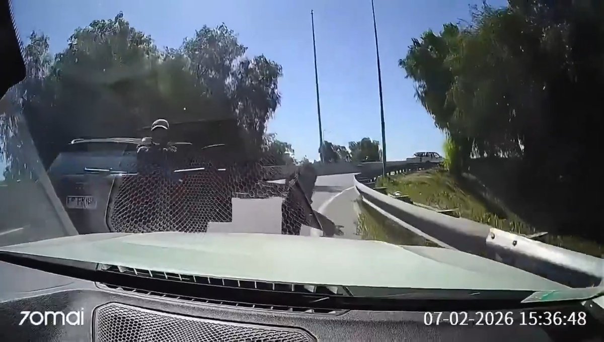 Criminals attempt to trap a vehicle on a highway on ramp but the driver has seen this one before and says "nah, not today" and floors it 👏🏽 Drive accordingly.... #CityLife #chile #highway #crime #IQtest #GoodNews #education #driving