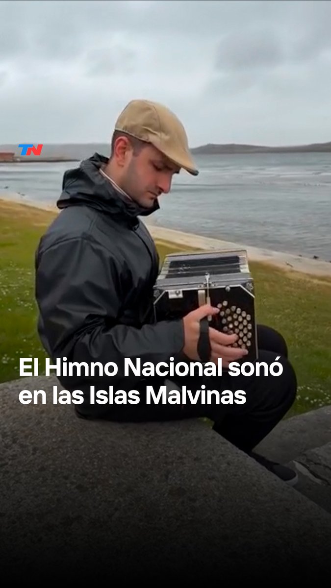 🇦🇷Alejandro Pereyra, un músico bahiense con una larga trayectoria en el tango y la música nacional, tocó el Himno Nacional Argentino con su bandoneón en las Islas Malvinas y compartió ese momento en sus redes sociales.