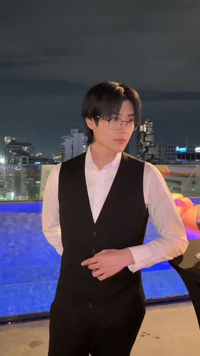 Should we adopt this waiter? 🤭 YESTERDAY EP1EP2 #YesterdayEP1EP2