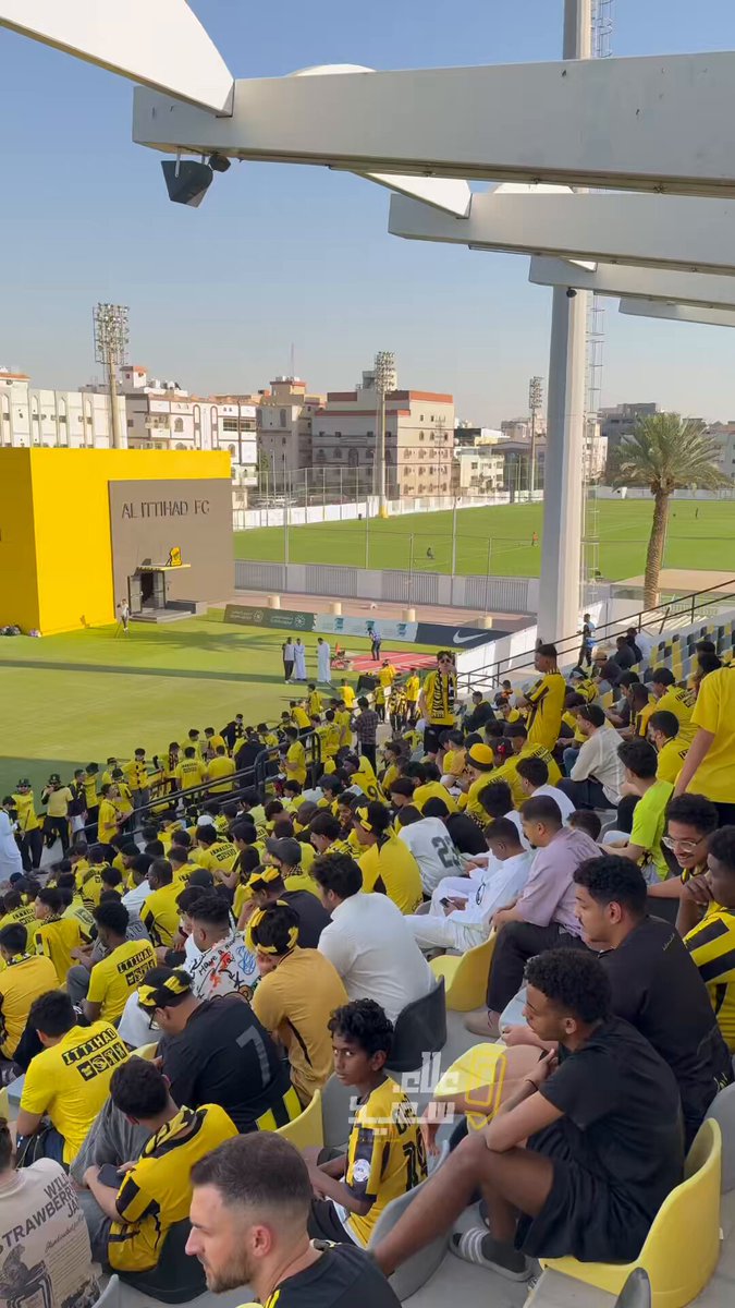 📍 حضور جماهيري في مقر نادي الاتحاد قبل التدريب الأخير لمواجهة الغرافة القطري، الكورفا قولد حاضرة للدعم والتحفيز 🐅🔥 #الاتحاد_الغرافة