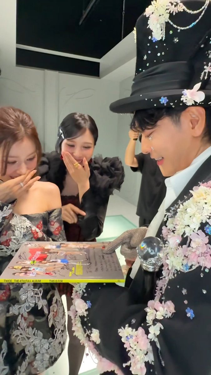 MISAMO gave Satoh Takeru an album with handwritten messages but he noticed something off about the Japanese. He immediately thought it was written by Momo while Mina and Sana are laughing so hard 😭