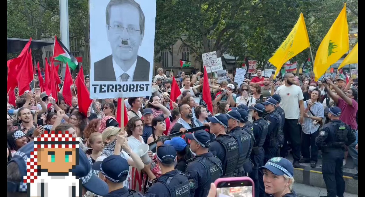 🚨 BREAKING: PROTESTS IS AUSTRALIA BREAKING OUT Millions of Australians are protesting their government for inviting israeli war criminal Isaac Herzog for a meeting. They are yelling: "GENOCIDE. GENOCIDE. GENOCIDE." Australia is now occupied by Israel 🇦🇺