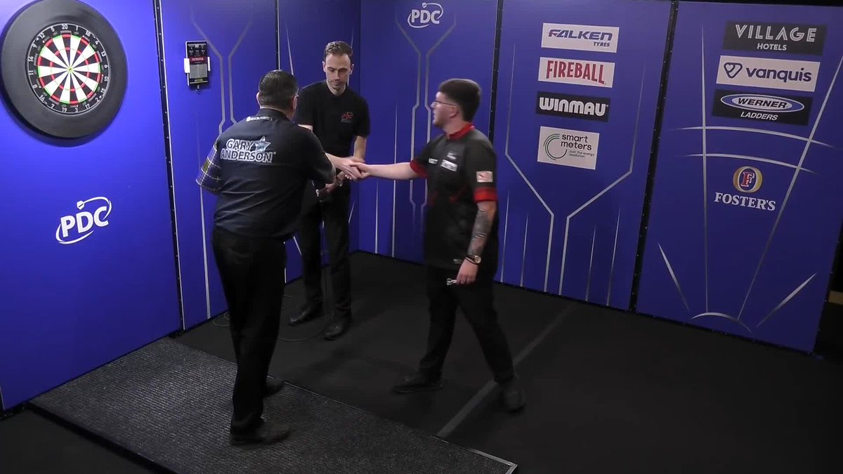ANDO WINS A THRILLER! 🍿 What a contest! Gary Anderson fights back from 5-3 down against Keane Barry to beat the Irishman in a last-leg decider! 📺 #PC1