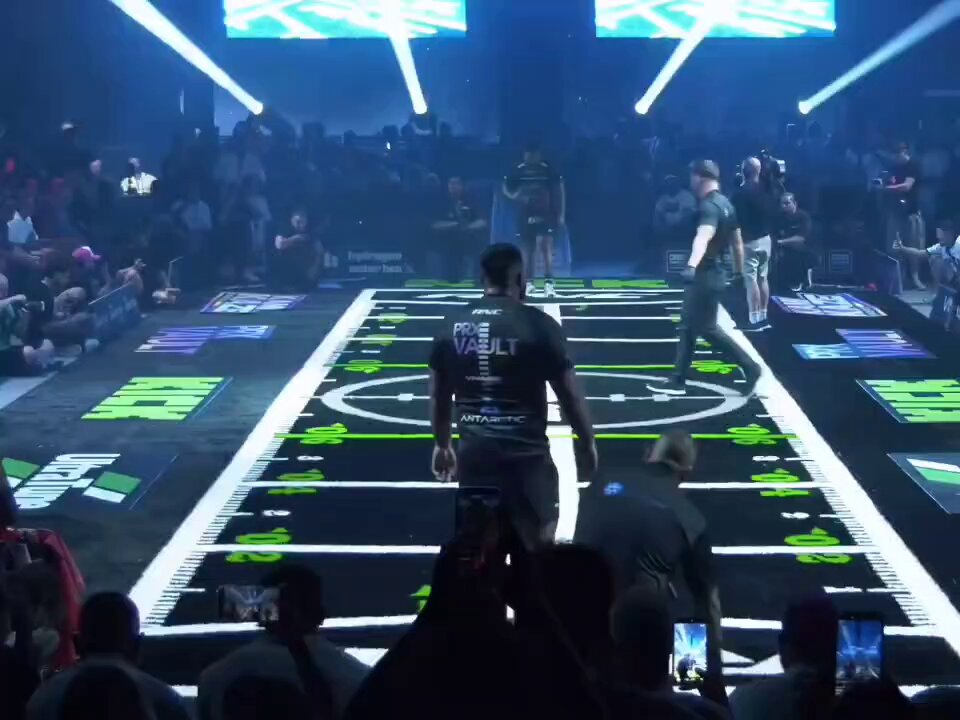 “Esporte” mais burro do mundo? O Run Nation Championship (RNC) é um evento esportivo criado na Austrália, onde dois competidores correm em alta velocidade um contra o outro em uma pista estreita e colidem com força total. O objetivo é derrubar o adversário no chão (ou tirá-lo do equilíbrio/fora da pista), combinando velocidade, força, equilíbrio e posicionamento corporal. As lutas são muito curtas (segundos), divididas por categorias de peso, e seguem regras para evitar contatos diretos na cabeça (embora ainda haja alto risco de lesões graves, como concussões).
