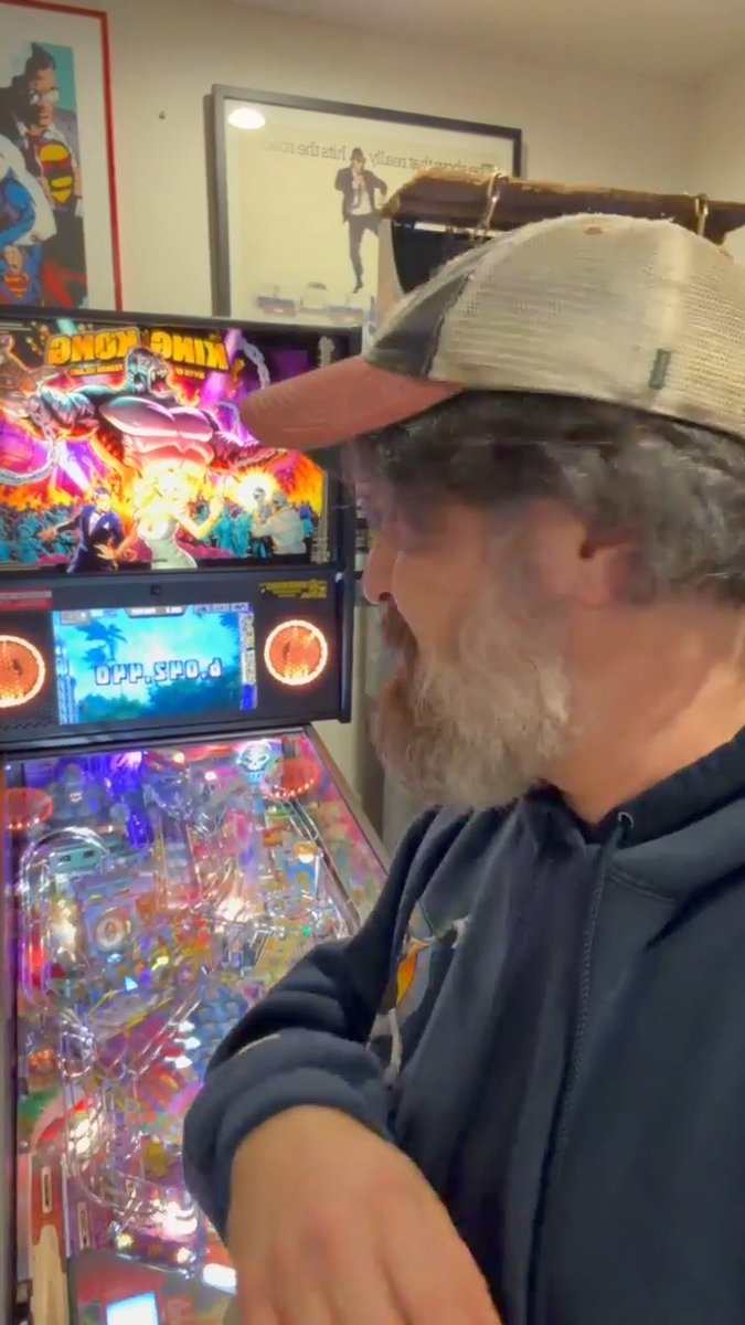 Fun swoops & swirls: ✅ Impractical Joker and King Kong: Myth of Terror Island pinball voice actor Brian Quinn gives the machine a glowing review (obviously) 🦍 (🎥 Brian Quinn)