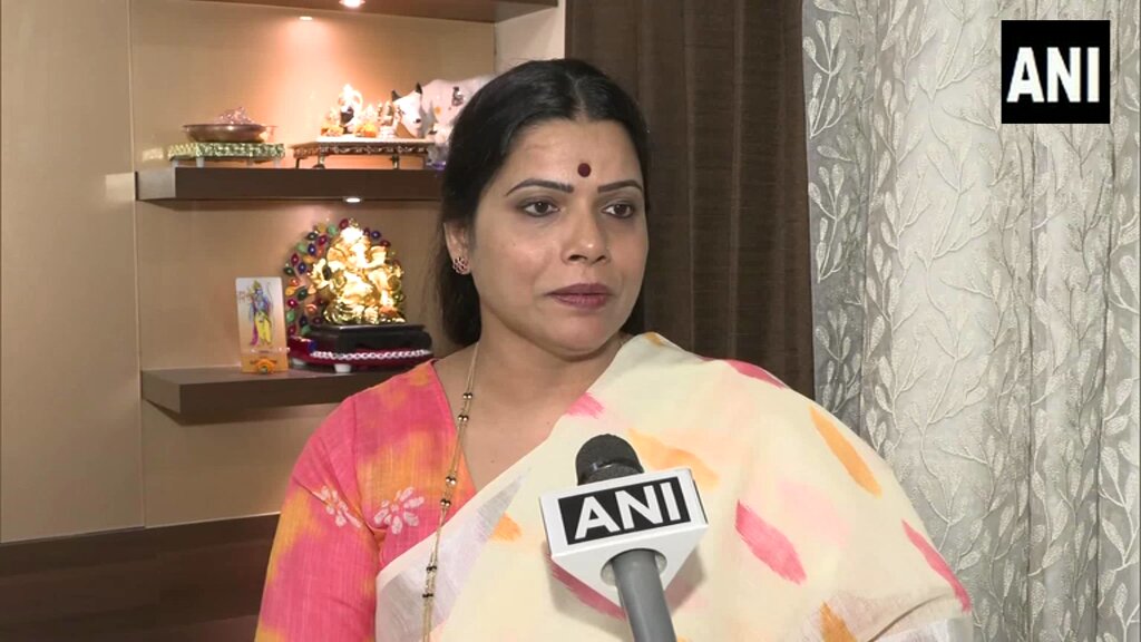#WATCH | Mumbai, Maharashtra: Mumbai's newly-elected Mayor, BJP corporator Ritu Tawde says, "...You asked me about the next 100 days. Work is underway on concrete roads across Mumbai. Besides this, I will take care of all matters, including issues of water, stormwater drainage, pollution, issue of safe and developed Mumbai. I will also address the matter of illegal Bangladeshi vendors and footpath sellers..."