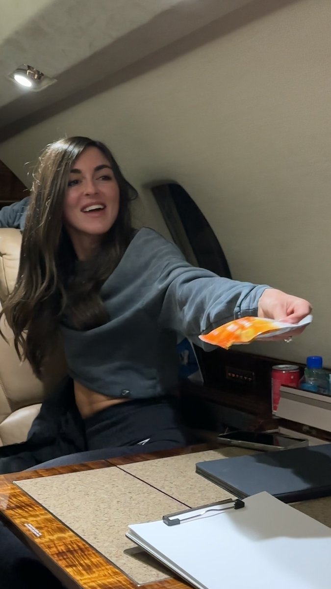 I'd make a great flight attendant 😘