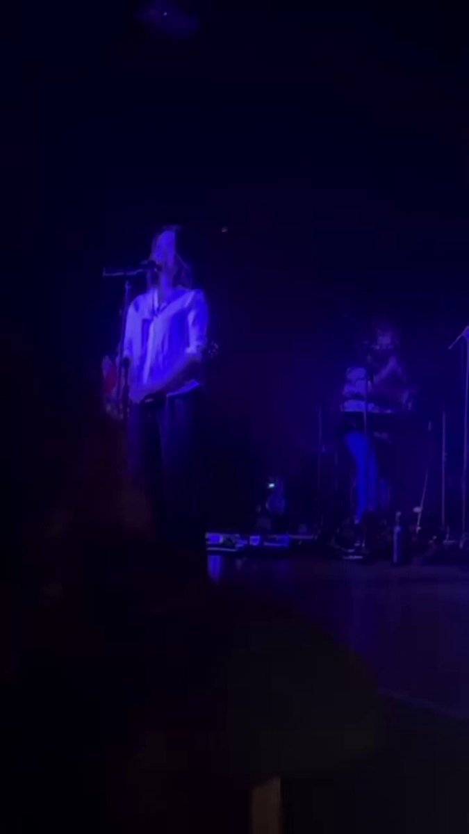 Discurso de despedida de Mitski com a voz muito embargada 🥲❤️ “Eu amo vocês, sabem o porquê? Porque vocês ouvem e entendem. Isso me faz querer viver.”