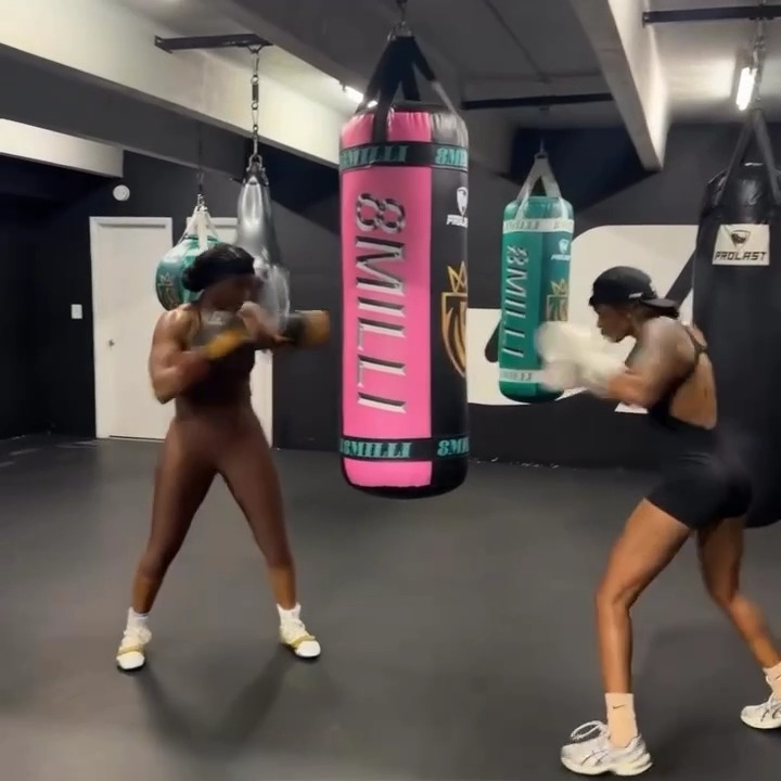 Claressa Shields putting in the work with former bantamweight world champion Shurretta Metcalf ahead of her rematch with Franchon Crews-Dezurn on Feb 22nd on DAZN 👑 Follow the latest news in boxing and check out exclusive features on The Ring's new website ➡️