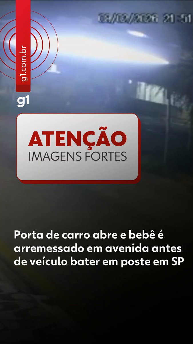 IMAGENS FORTES - Um motorista arrancou com o carro após uma discussão e, ao perder o controle da direção, a porta de trás se abriu e um bebê caiu no asfalto. O caso aconteceu na noite de domingo (8), em Sorocaba, interior de São Paulo. Conforme apurado pelo #g1, depois de se envolver em uma briga, o motorista saiu em alta velocidade e fez uma curva. Nas imagens, é possível ver que a porta se abre bruscamente e o bebê é arremessado na via. Um motociclista que estava parado no semáforo conseguiu pegar a criança do asfalto. O motorista perdeu o controle do veículo e bateu contra um poste. Equipes do Serviço de Atendimento Móvel de Urgência (Samu) foram acionadas para atender as vítimas. A Prefeitura de Sorocaba informou que a criança foi levada primeiro à Unidade Pré-Hospitalar (UPH) do Jardim São Guilherme e depois encaminhada ao Conjunto Hospitalar de Sorocaba (CHS). Não há informações sobre o estado de saúde e nem sobre o motorista do veículo. Saiba mais em #bebê #carro #motorista #sãopaulo