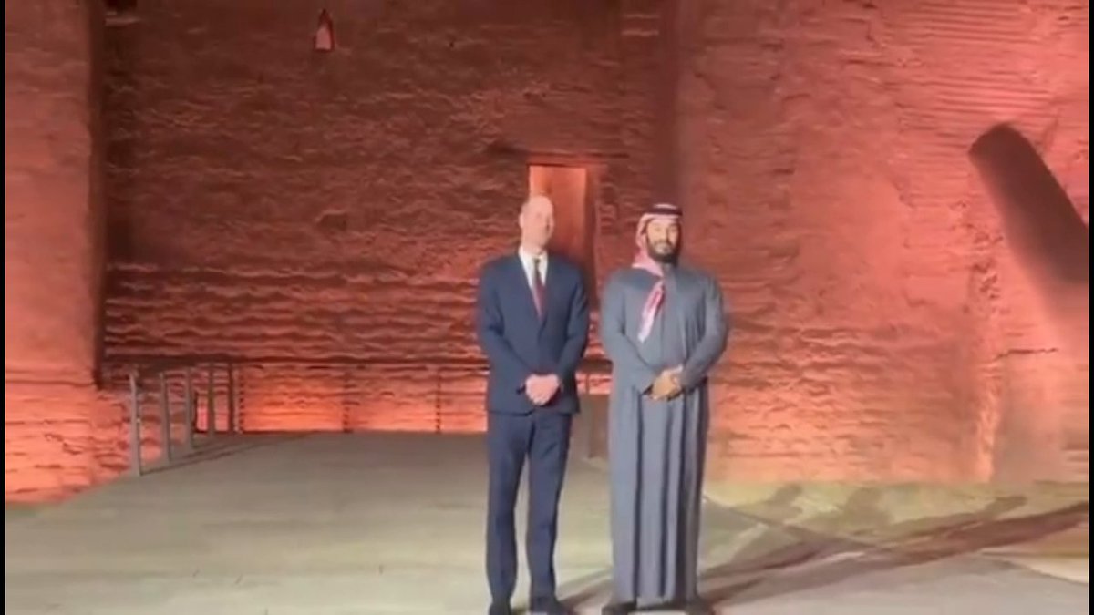 عاجل 🔴 ولي العهد الأمير #محمد_بن_سلمان يستقبل ولي عهد بريطانيا الأمير #ويليام في #الدرعية، ويأخذان جولة على قصر سلوى في حي طريف.