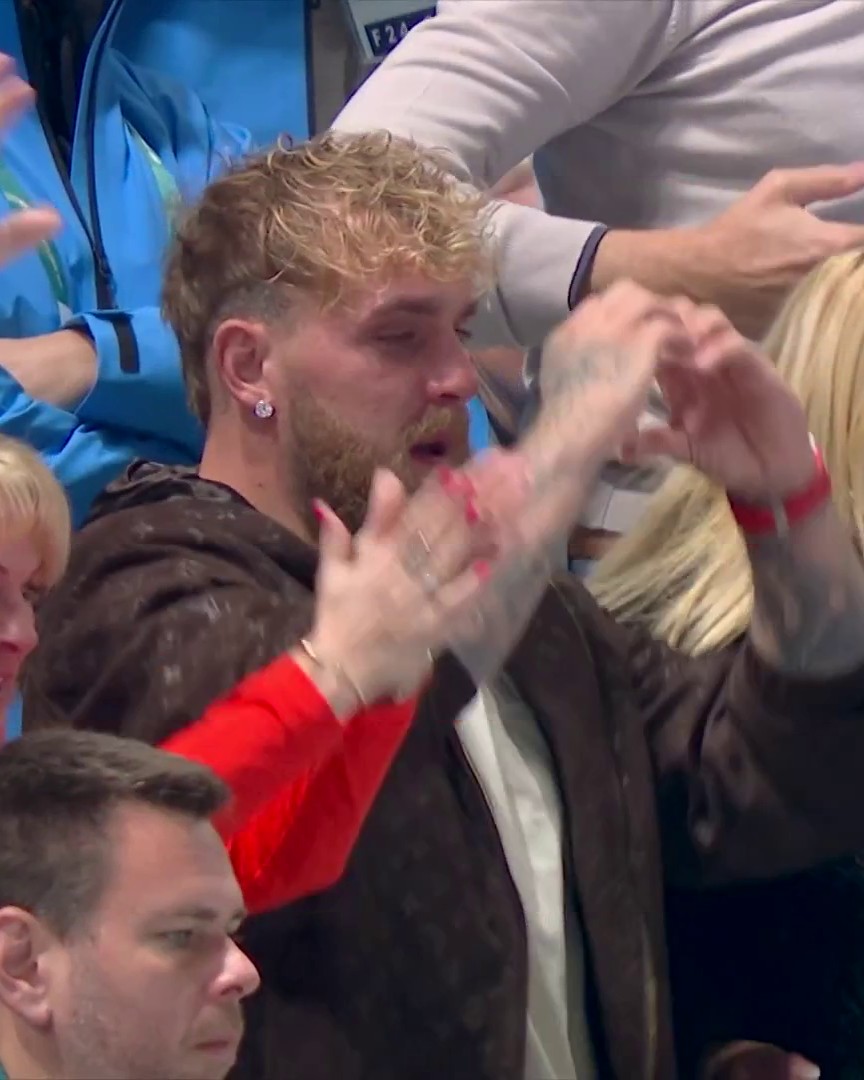 🫶 Jake Paul n'a que de l'amour pour sa championne olympique de fiancée, Jutta Leerdam, sacrée en patinage de vitesse sur 1000 m ! #MilanoCortina2026