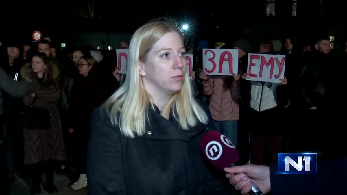 Četvorogodišnja devojčica preminula je u Beogradu, posle operacije krajnika u Čačku. Građani su se preko mreža organizovali i okupili ispred upravne zgrade bolnice u Čačku. Glavni ulaz je zaključan, a ispred su i pripadnici policije, u civilu i uniformi.