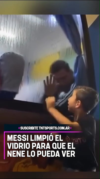 TE AMAMOS LEO 🥲 El hijo de Miguel Parrales, jugador de Barcelona de Guayaquil, se asomó a la ventana por la que miraba MESSI desde el micro. Y sí, el capitán se puso a limpiar el vidrio para que el niño pudiera verlo 🫶 🎥 Miguelparrales en IG