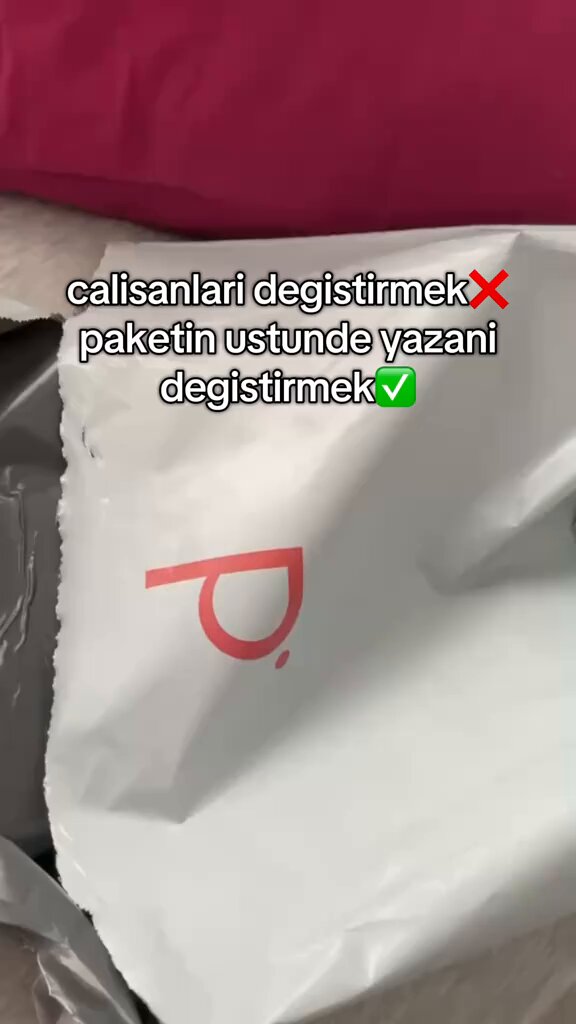 Bir kadın, kuryeler tarafından açılan Penti kargosunu gösterdi: "İnanmak istemiyorum ama böyle geldi... Sadece pijama almıştım, herhalde açıp pijamamı görünce daha da yırtmak istemediler hayalleri falan yıkıldı."