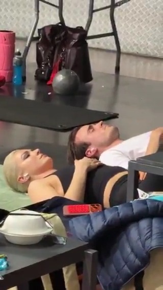 Ídolos de nuestra afición, ¡hasta en esto! 🇪🇸😴 Esta siesta pre competición de Olivia Sophie Smart y Tim Dieck en #MilanoCortina2026 es puritito corazón español 😉