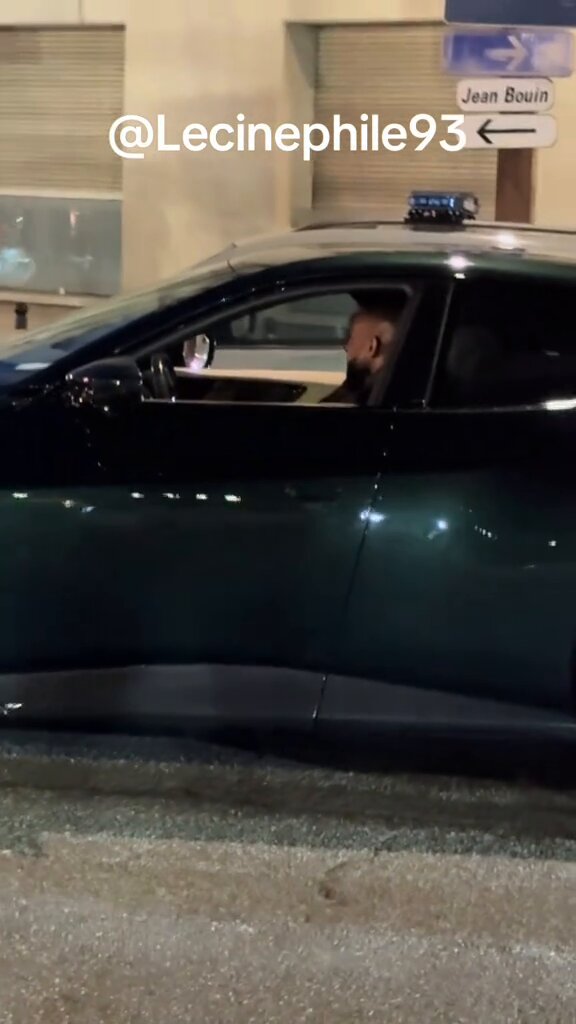 Quand Booba se fait arrêter par une policière pour une photo avant son show 😅🚔