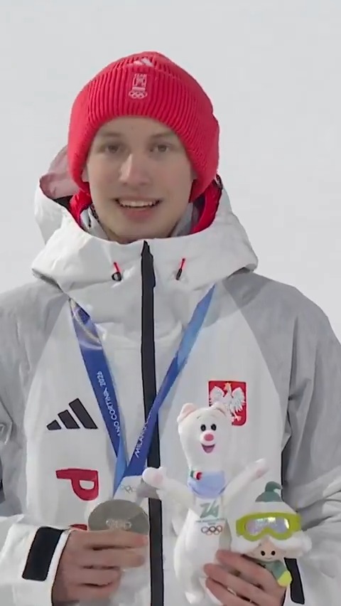 Srebrny medalista olimpijski. Jak to dumnie, pięknie brzmi, prawda Polski Komitet Olimpijski | Team PL? 😊 Zrobiłeś to, ZUCHU 👊 #MilanoCortina2026 #skijumpingfamily #TeamPL #HomeOfTheOlympics