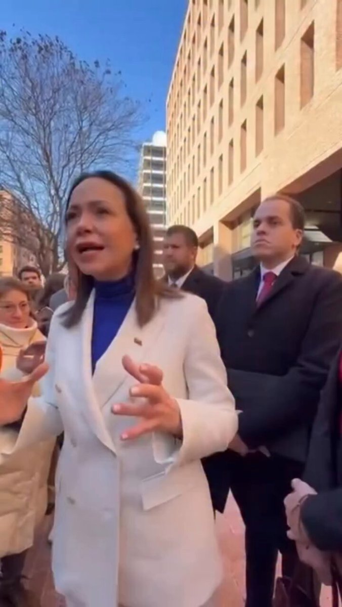 ¿Me preguntó por qué María Corina Machado no se sacude al ALACRÁN 🦂David Smolansky del interinato de Juan Guaidó? ¿Por qué no lo expulsa de su círculo, cuál es la excusa?… ¿o es que debemos tragar grueso callados?… Yo NO quiero ALACRANES en la nueva Venezuela ¿y tú? 🇻🇪