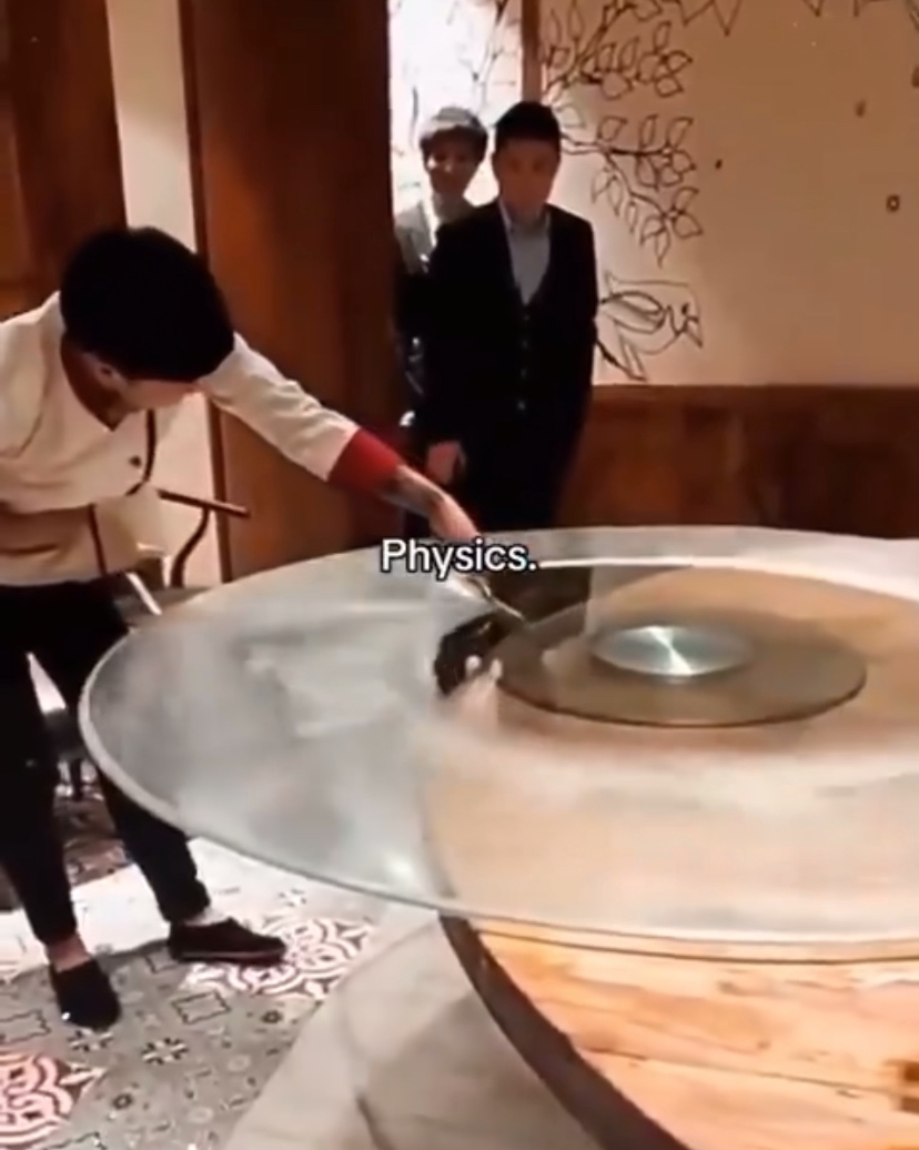 Waiter uses physics to clean a table in 10 seconds