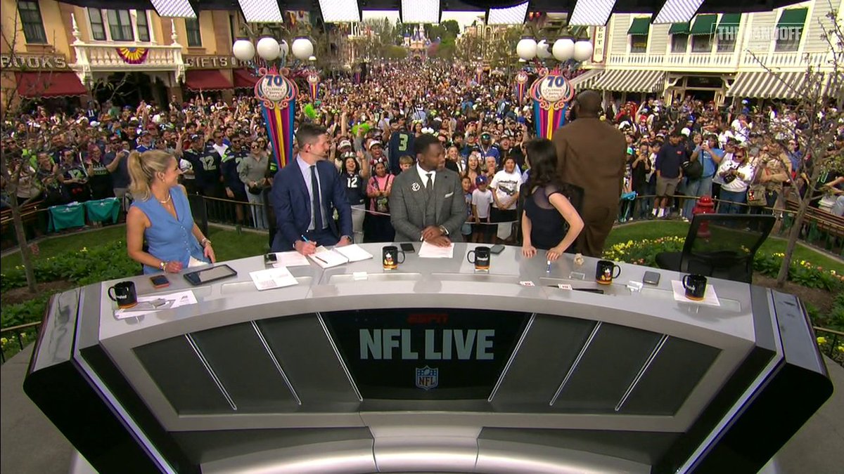 MAIN STREET U.S.A. IS JUMPIN' Disneyland Resort 🙌 Marcus Spears had to hype the crowd up 🤩