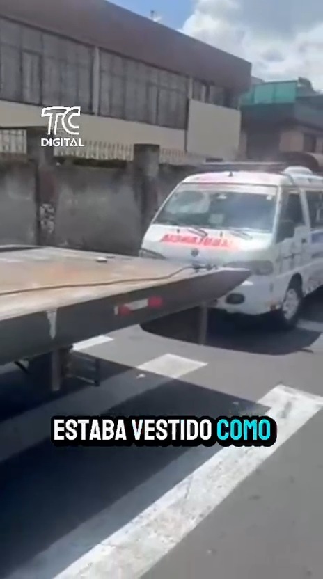 🚨Ambulancia en Quito no llevaba pacientes, sino niños: usaba la sirena para evadir controles, tenía matrícula presuntamente falsa y hasta habría intentado sobornar. @elainesanchezvalle #ElNoticiero #TrabajandoporEcuador