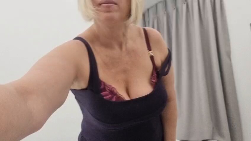 Just popping into your feed to say goodnight sweet dreams to all my lovely fans 🌙✨️💫 Thank you so much 💖 💫