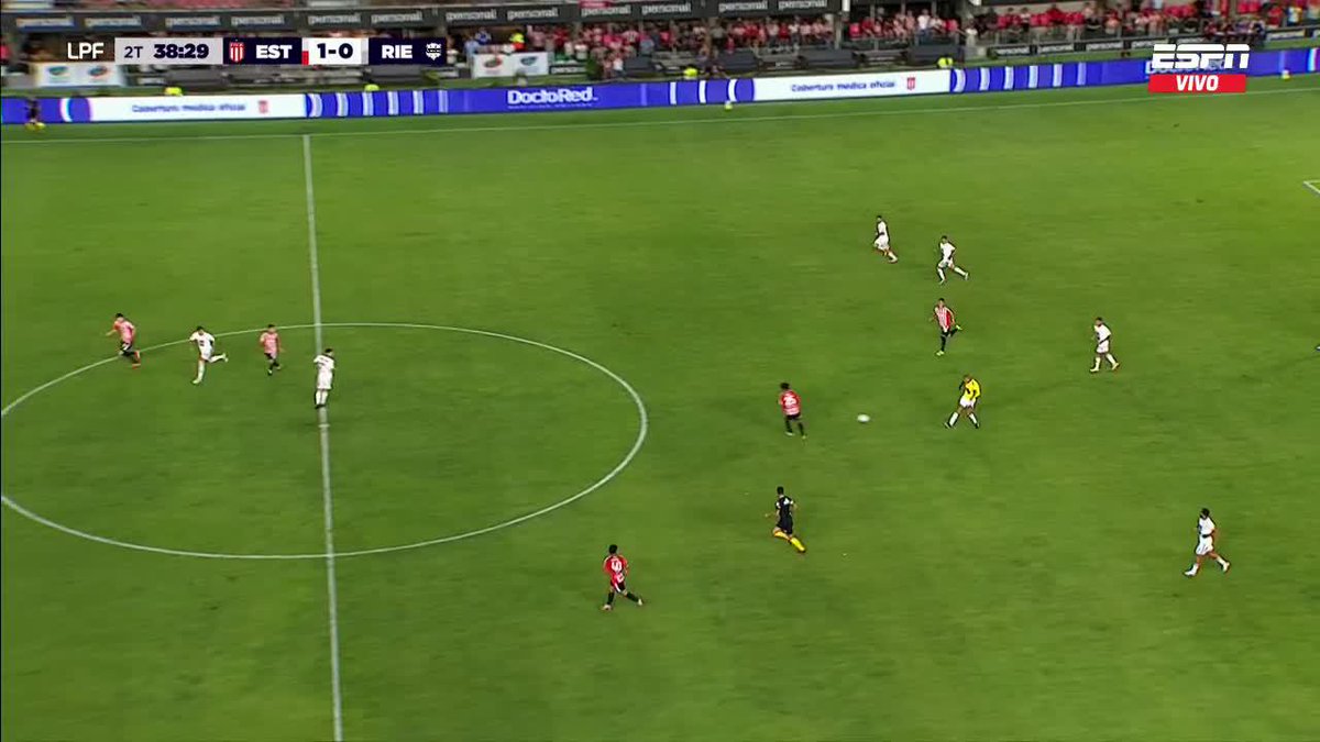 ¡¡NACHO ARCE, QUE LOCO QUE ESTÁ!! El arquero de Riestra metió una gran atajada ante Gaich, salió jugando y metió un pase de 3 dedos para Obredor, que estuvo muy cerca de marcar el 1-1 vs. Estudiantes. 📺 ESPN Premium | Suscribite al Pack Fútbol en
