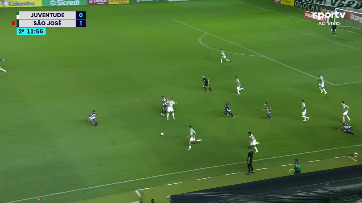 Perdendo o jogo, com a chance de sair na cara do gol, Alisson Safira, do Juventude, percebeu que o zagueiro adversário se machucou e sua atitude foi essa. 📽️sportv / ge