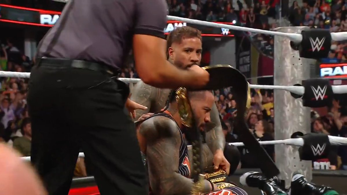 THE USOS RETAIN! 🙌 The Usos