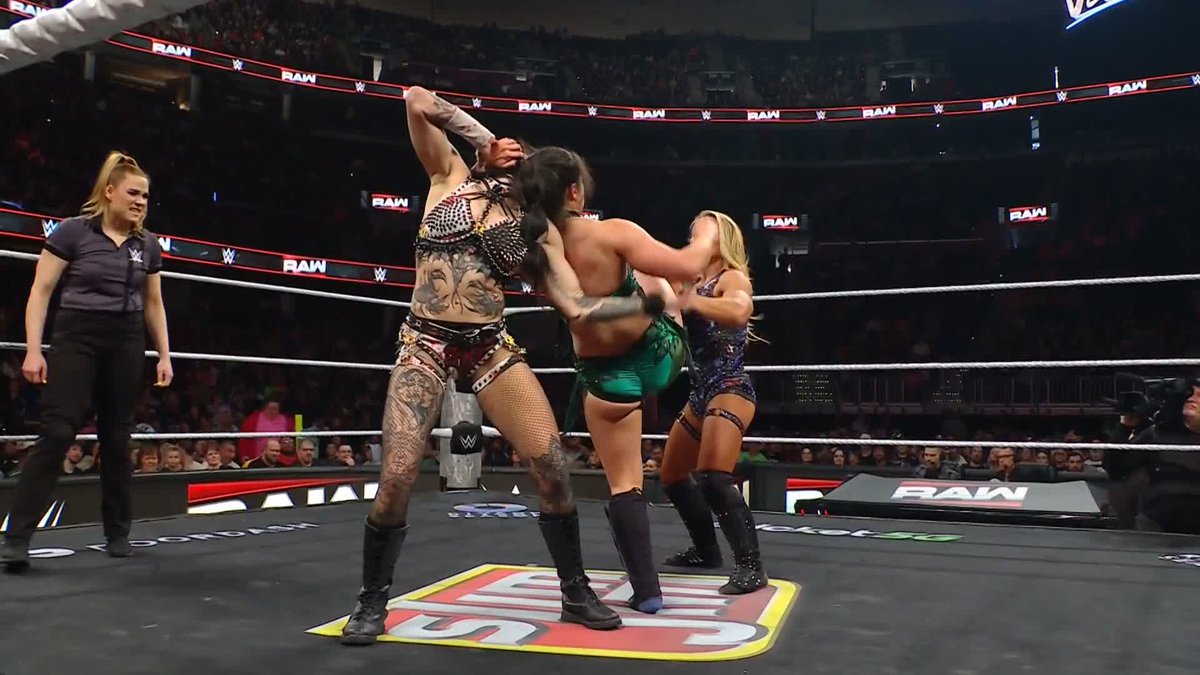 Impressive offense from LYRA VALKYRIA before ivynile_wwe tries to steal it! 😲
