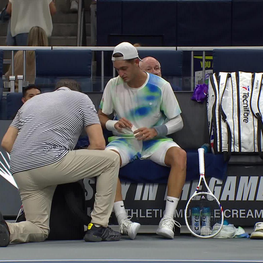 The physio has been called for... a shoe 🤷🏻‍♂️👟 #DALOpen