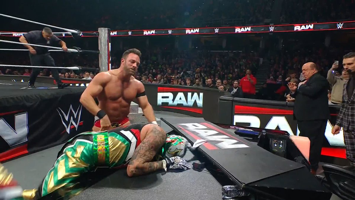YEAH! YEAH! YEAH! 🗣️ LA Knight introducing both Penta and Austin Theory to the announce table!