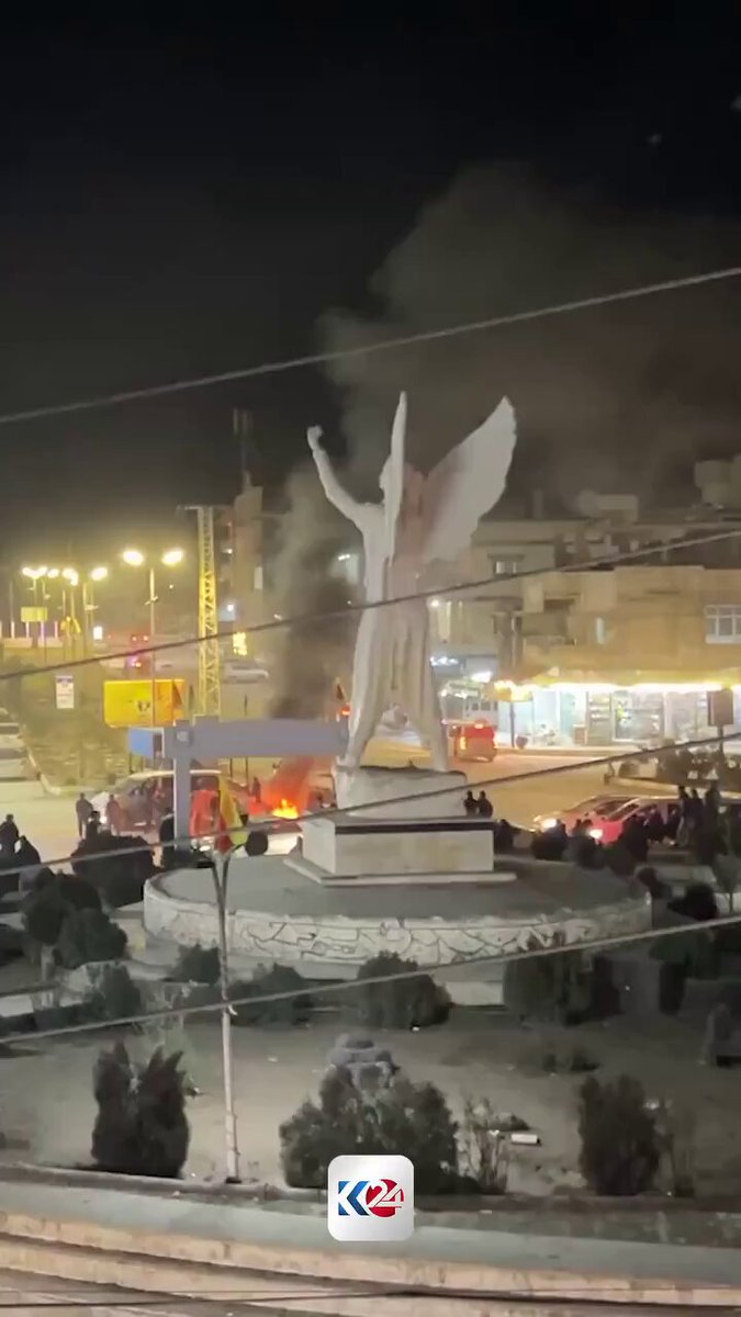 Kobanê’ye 22 gün sonra elektrik verildi. ABD Senatosunda Kürtleri Koruma Yasa Tasarısının görüşüleceği günün hemen öncende HTŞ-Şam yönetiminin elektriği vermesi , asıl niyeti ortaya koymaktadır. HTŞ-Şam yönetimi uluslararası alanda yaptırımlardan kaçmak için hamleler yapıyor. Kürt diplomasisi ise bu konuda çok başarısız. Kendi mağduriyetini dünya kamuoyuna anlatamıyor. Olması gereken Kürtlerin yasa tasarısı görüşülüp olumlu karar çıkana kadar senato önünden hiç ayrılmamasıydı. Kobanê’den gelen video ve fotografları sergilemesi gerekiyordu. Bunu eşzamanlı olarak tüm Avrupa hükümet sarayları ve meclis önlerinde yapmalıydı. Kürtler yaşadıklarını anlatmazsa dünyanın onlardan haberi olmayacak. #KobaneUnderAttack