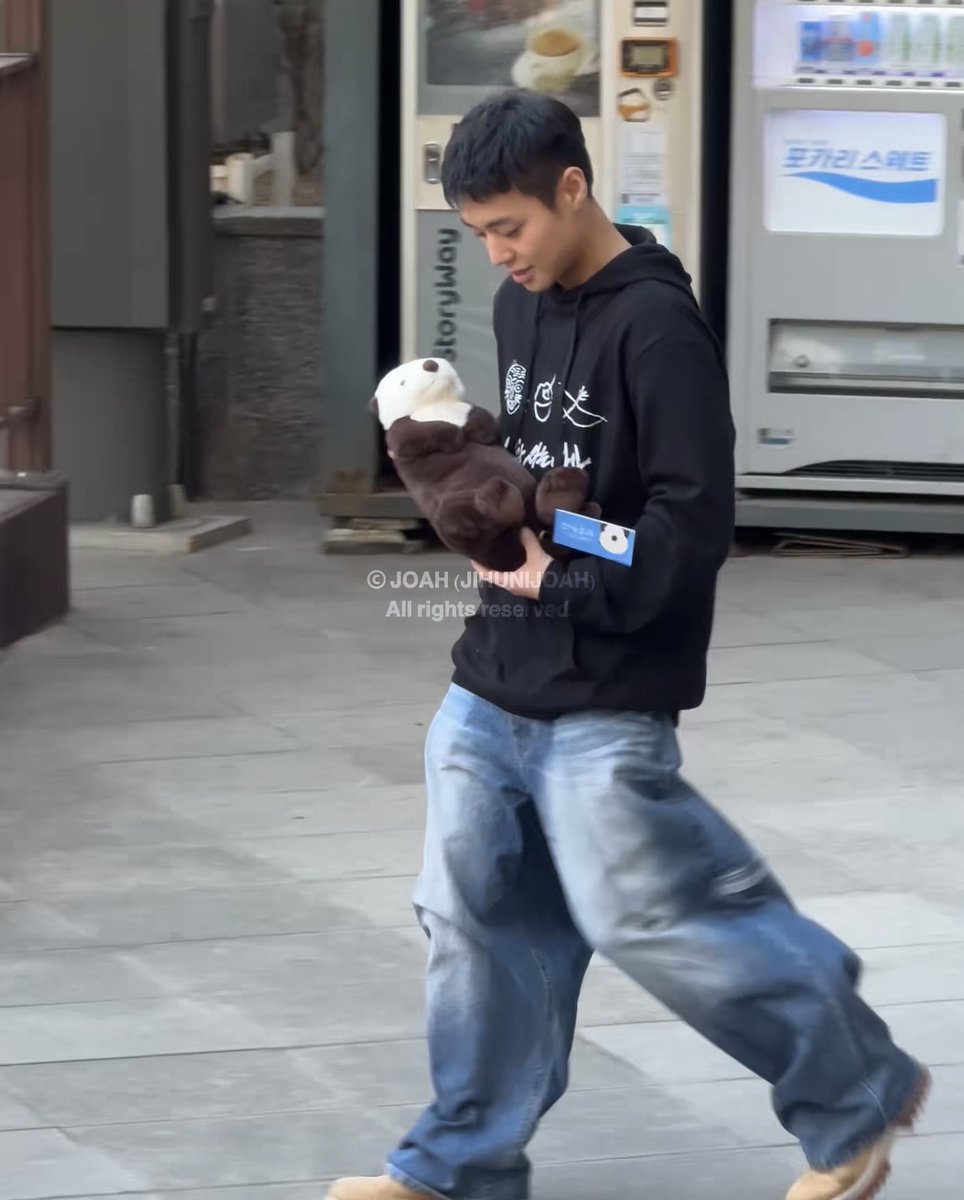 인형 쥐여주면 반드시 가지고 노는 게 정말 심하게 귀여움 너 진짜 아가야?