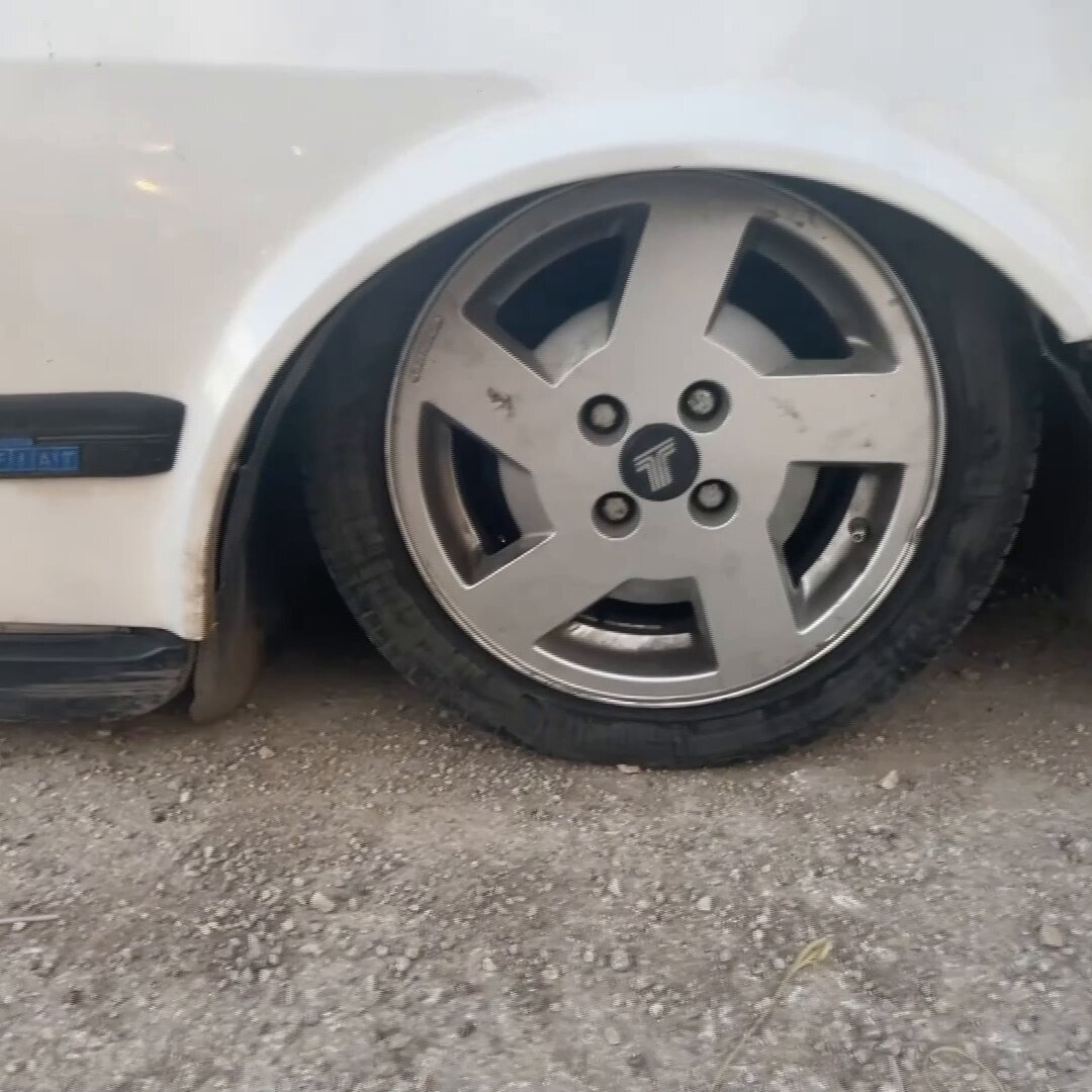 Karaman'da polisin uygulama noktasında durdurulan abartı egzozlu ve yere yakın Tofaş otomobil trafikten men edildi. Havalı süspansiyon kompresörü bozulunca yere yapışan otomobil uzun uğraşlar sonucu çekiciye yüklendi.