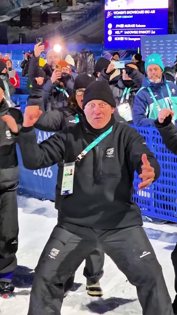 Zoi Sadowski-Synnott received a moving haka tribute from the New Zealand coaches after winning silver in the women’s big air 🥈🇳🇿