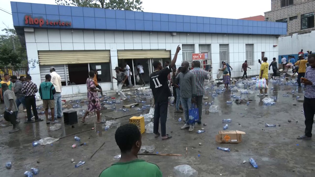Le site Pakadjuma, situé dans la commune de Limete et réputé pour les trafics sexuels, a été la cible de l'hôtel de ville, qui a procédé à la démolition de toutes les maisons construites anarchiquement. L'initiative a été mal accueillie par les habitants de ce quartier. La situation de ce matin est extrêmement tendue. Des actes de violence ont été signalés. La circulation a été perturbée, et on a signalé des pertes en vies humaines après l'altercation entre les forces de l'ordre et la population.