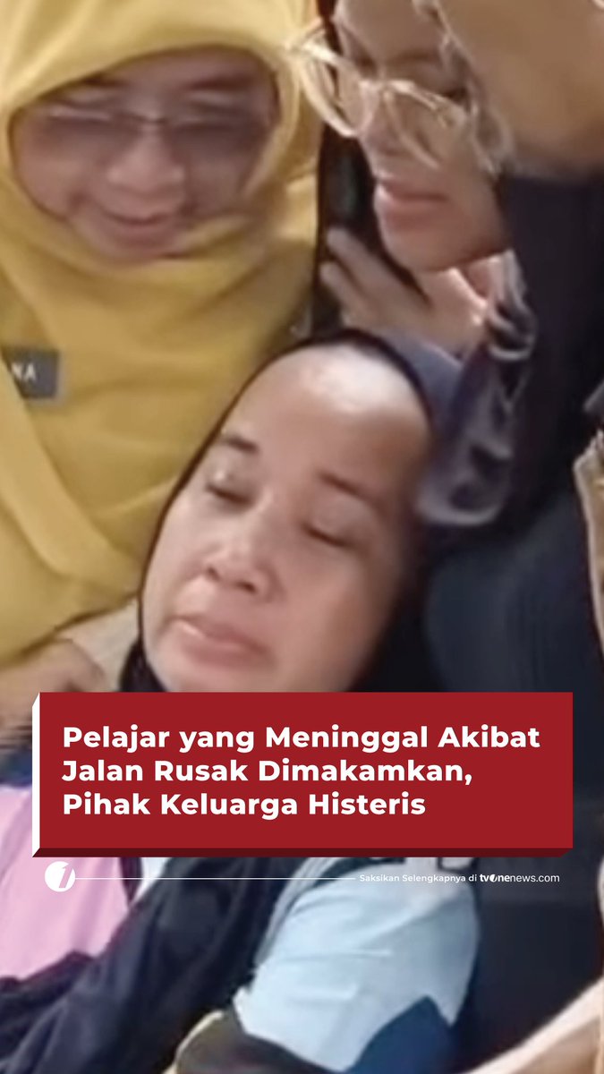 Jenazah Aldi Surya Putra, pelajar kelas XI SMKN 34 Jakarta yang tewas akibat kecelakaan diduga karena Jalan berlubang, tiba di rumah duka di kawasan Manggarai Utara, Tebet, Jakarta Selatan, Senin sore. #HardNews_Sosial #FlashOne #CariBeritaditvOne #KorbanKecelakaan #FO04