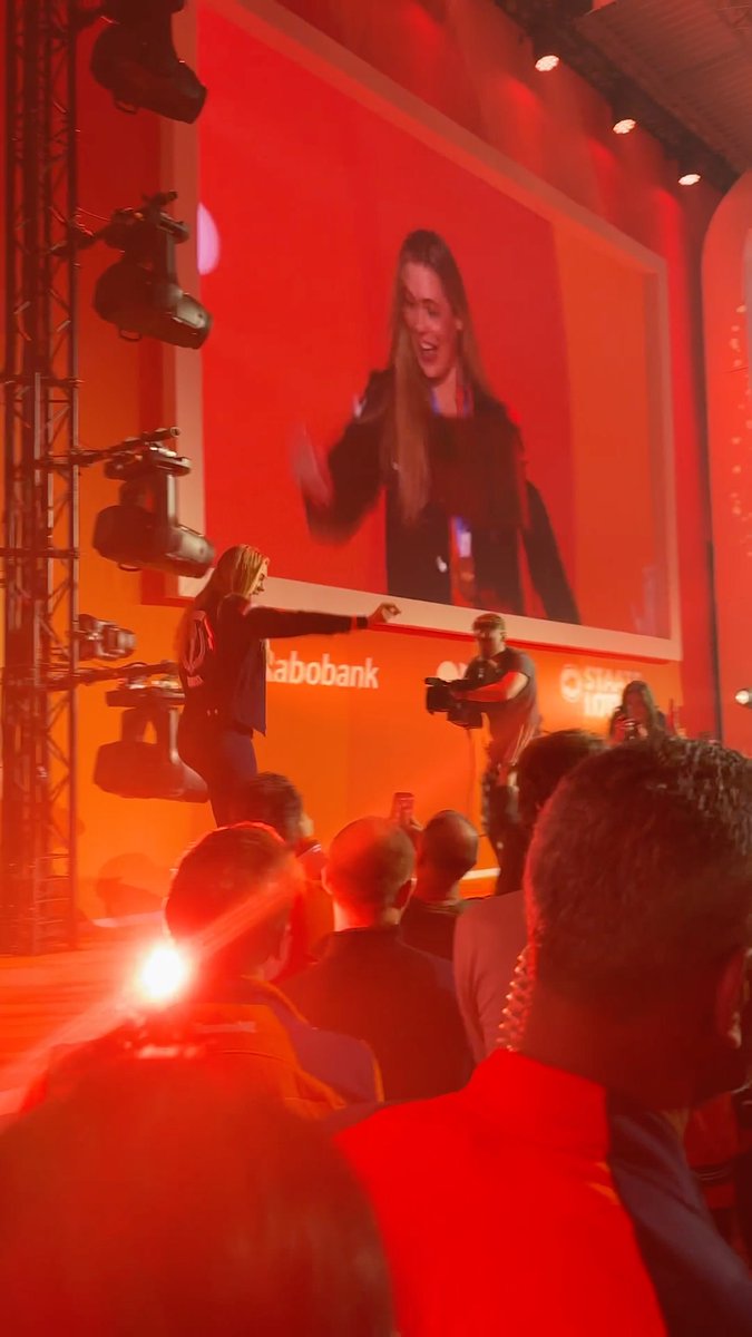 Jutta Leerdam enjoying a hero’s welcome from the adoring Dutch crowd ❤️🇳🇱