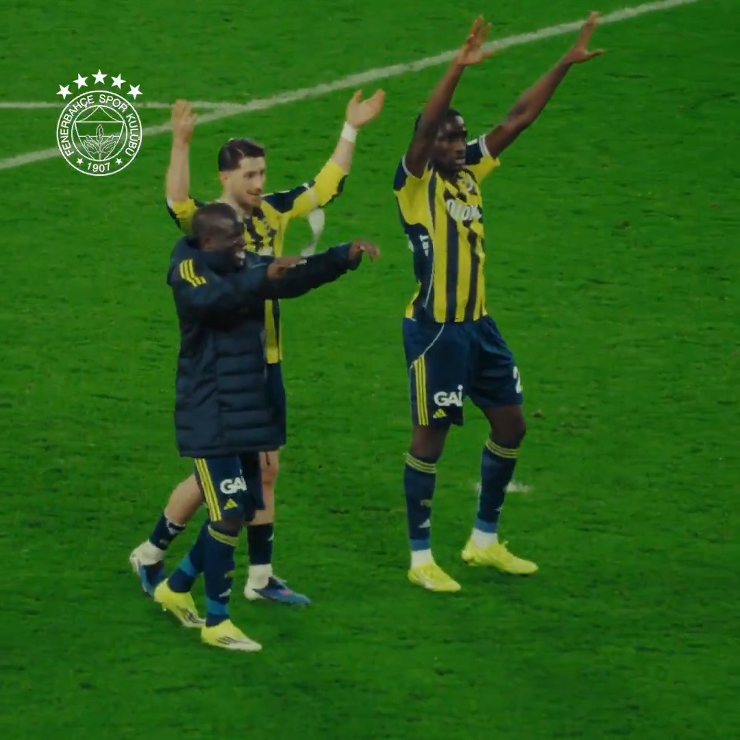 😁 N'Golo Kanté recién llegó al Fenerbahce y sus nuevos compañeros ya lo mandaron a animar a la hinchada con su característico cántico... Obvio, siempre con una sonrisa de oreja a oreja. 📹 Fenerbahçe SK