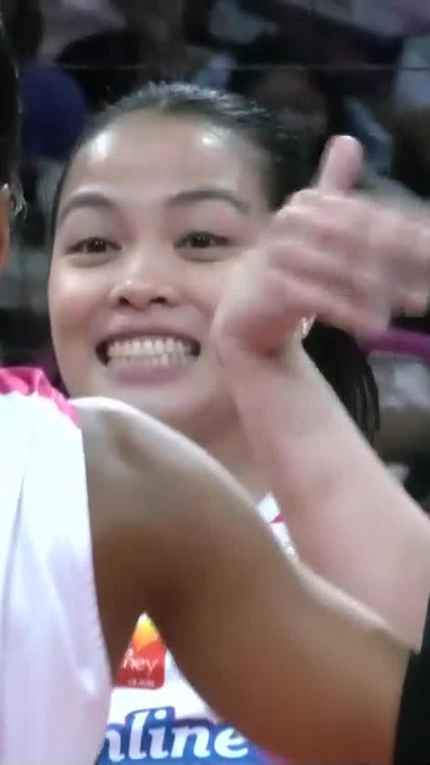 BAKA DARNA 'YAN 🦸🏻♀️ Jema Galanza ends a long rally with a powerful off-the-block kill, giving the Creamline Cool Smashers the point over the Choco Mucho Flying Titans in their 2026 PVL All-Filipino Conference clash. #PVL2026 #TheHeartofVolleyball