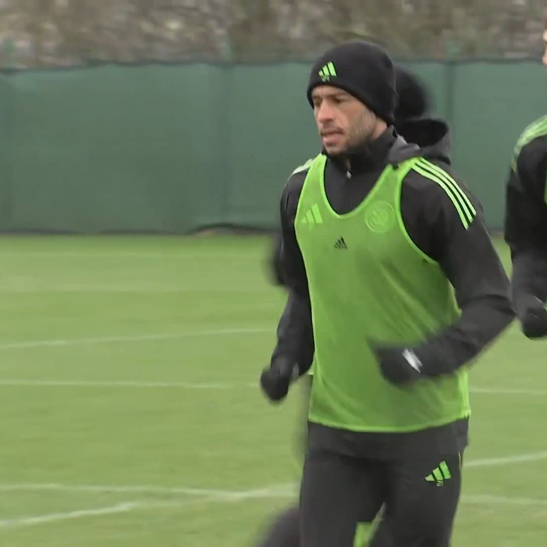 🍀 Alex Oxlade-Chamberlain has been training with his new Celtic team-mates! Will he make his debut against Livingston tomorrow? ⤵️