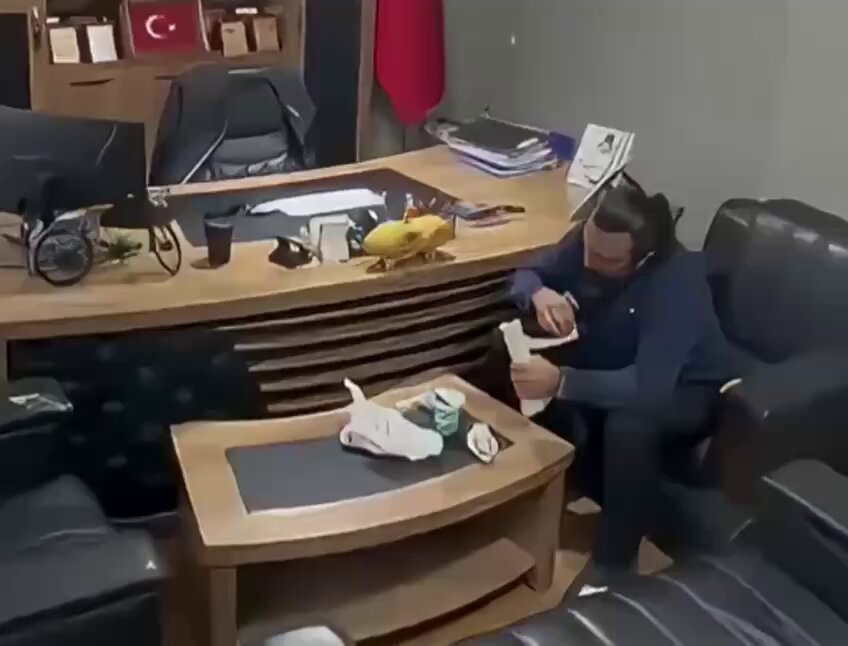 Ratownik medyczny uratował się od śmierci, wykonując na sobie chwyt Heimlicha. Mężczyzna zakrztusił się kawałkiem jedzenia. Tak to wyglądało👇 I nie, to nie jest AI, link w komentarzu. A wy umielibyście tak jak on?