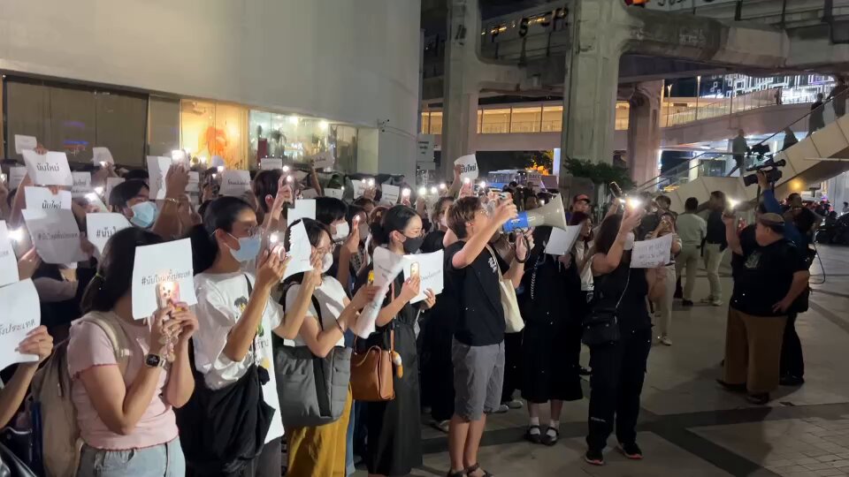 กกต.ต้องคิดคุก! สนั่นหน้าหอศิลป์ ชูป้าย-เปิดแฟลช ยันแสงนี้ คือความหวัง "ประเทศนี้เป็นของประชาชน" #มติชนออนไลน์ #เลือกตั้ง69 #ม็อบ10กุมภา69 #นับใหม่ทั้งประเทศ #นับใหม่ทั่วประเทศ