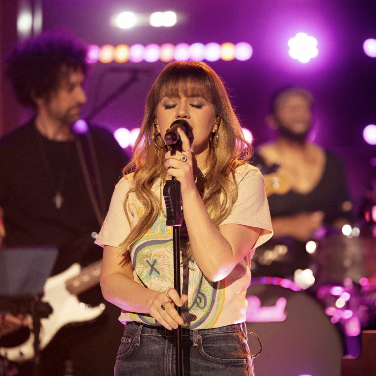Kelly Clarkson covering ‘Feather’ by Sabrina Carpenter