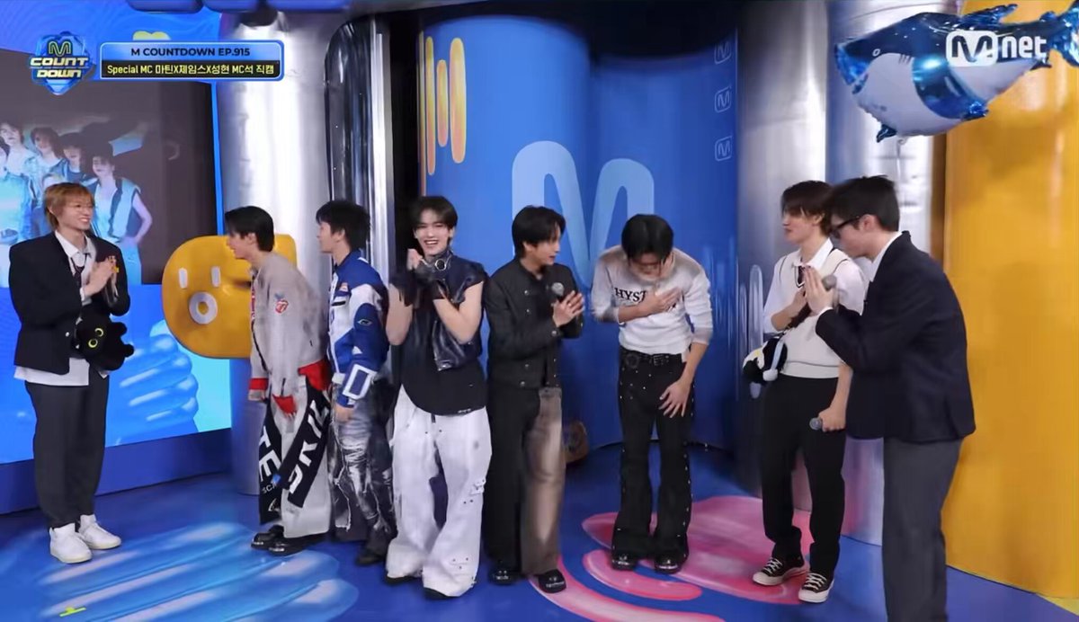 คือน้องบัสกับน้องคอร์ติสแม่งเหมือนเคยเป็นเพื่อนกันมาก่อนอะ5555 หลังจากจบสัมภาษณ์แล้วน้องบัสต่างให้กำลังใจน้องคอร์ติส “ไฟติ้งๆ” แล้วน้องเจมส์ไหว้ขอบคุณอีก น่ารักมาก #CORTIS #코르티스 #BUS